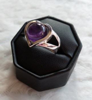 Zilveren ring gezet met cabochon Amethist 17 mm